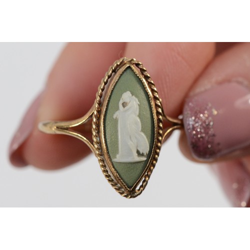 69 - A 9ct gold vintage Wedgwood sage jasperware cameo ring, 20mm jasperware length, R, 3.4g