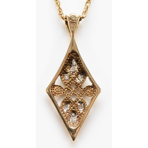 122 - A 9ct gold vintage style pendant with a chain, 22mm pendant length, 3g