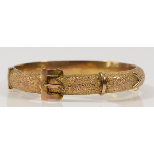 206 - An Edwardian 9ct rose gold hinged buckle bangle, Birmingham 1909, with textured front, lacking safet... 