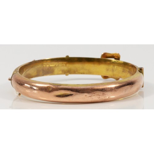 206 - An Edwardian 9ct rose gold hinged buckle bangle, Birmingham 1909, with textured front, lacking safet... 