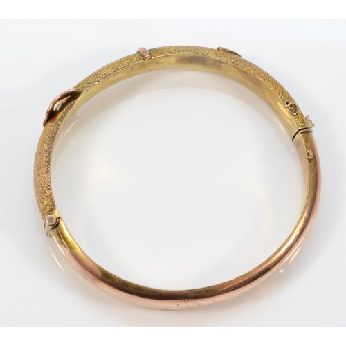 206 - An Edwardian 9ct rose gold hinged buckle bangle, Birmingham 1909, with textured front, lacking safet... 