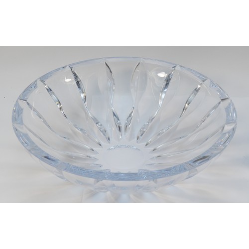 417 - A Rogaska Crystal decorative bowl, in the pattern Equinox, with a diameter of 34cm, together with a ... 