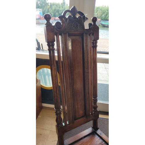 580 - A late 19th early 20th century oak high backed hall chair, shaped pierced top rail above a chamfered... 