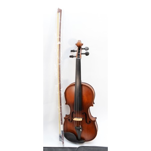 117 - A modern Gear4Music electric violin with bow, in fitted hard case, unused as new condition.