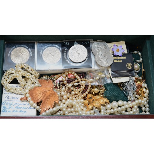 32 - A collection of costume jewellery and coins to include watches, pendants, brooches and a 1950s 