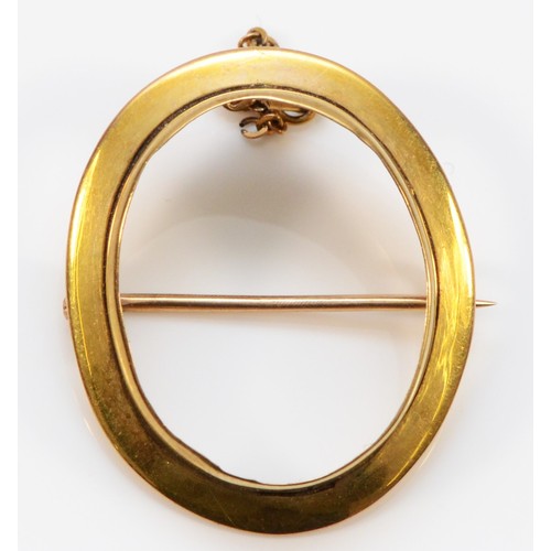 39 - A 9ct gold cameo brooch, with pin and part of a safety chain, 23mm x 19mm inner diameter, 3.6g