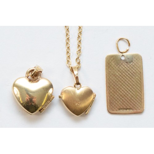 48 - A 9ct gold pendant in the shape of a Queen playing card, together with two heart shaped lockets, 6.6... 