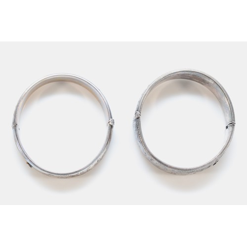 105 - Two silver hinged bangles, London 1965/66, with engraved decoration, unusual hinge mechanism, 61 x 5... 