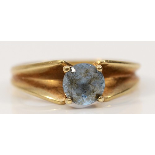 187 - A 9ct gold blue gemstone solitaire ring with V shaped shoulders, 6mm diameter gemstone, L 1/2, 3.1g