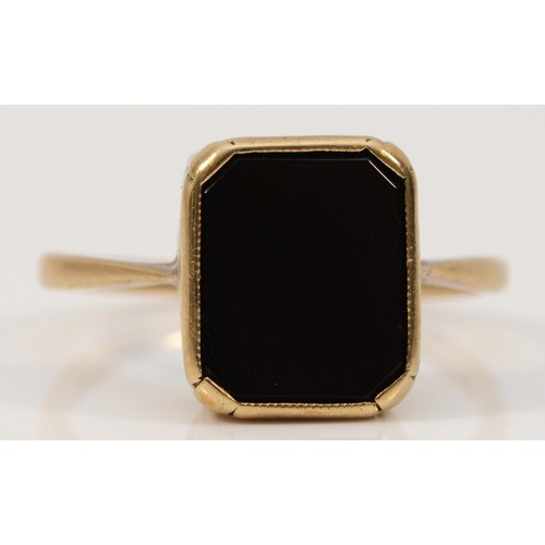 189 - A 9ct gold vintage black onyx signet ring, U, 3.2g