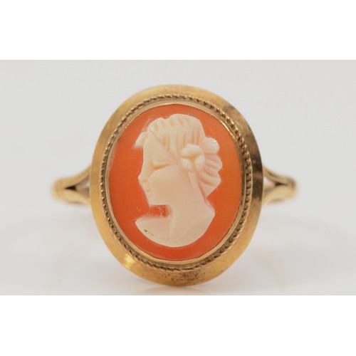 197 - A 9ct gold shell cameo ring depicting a classical lady, Birmingham 1972, M, 2.5g