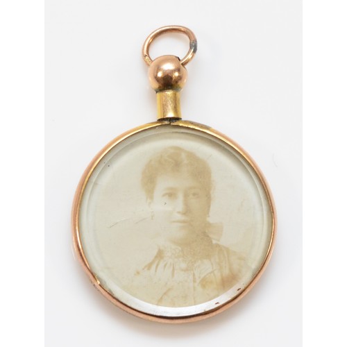 A 9ct gold screw top double sided locket with glass both sides, 22mm ...