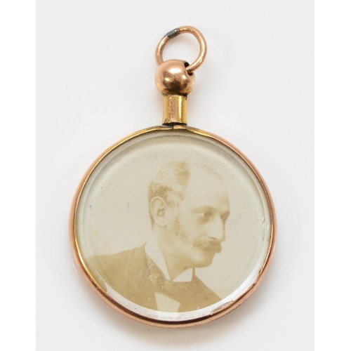A 9ct gold screw top double sided locket with glass both sides, 22mm ...