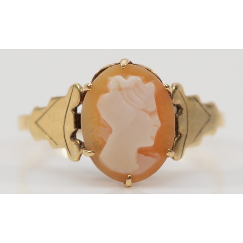 727 - A 9ct gold shell cameo ring, J, 1.4g