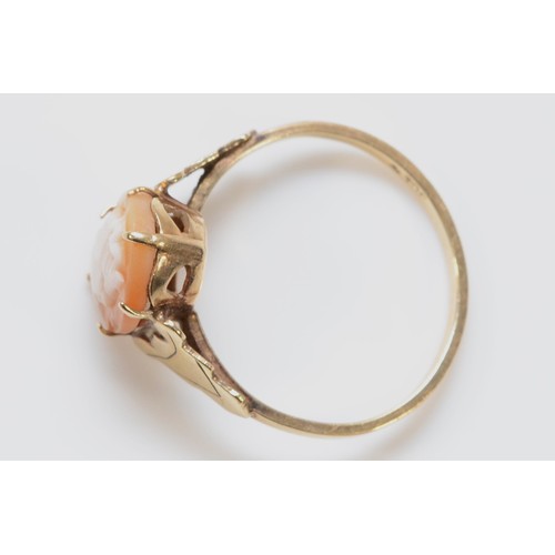 727 - A 9ct gold shell cameo ring, J, 1.4g