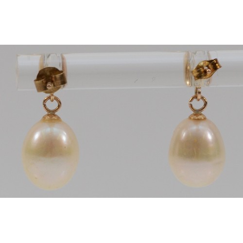 730 - A pair of 9ct gold cultured pearl drop earrings, 18mm drop, 2g