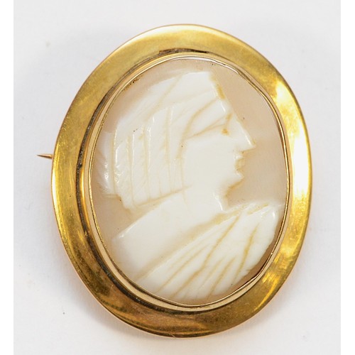 39 - A 9ct gold cameo brooch, with pin and part of a safety chain, 23mm x 19mm inner diameter, 3.6g