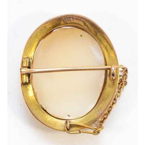 39 - A 9ct gold cameo brooch, with pin and part of a safety chain, 23mm x 19mm inner diameter, 3.6g