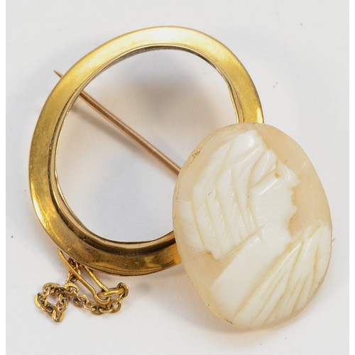 39 - A 9ct gold cameo brooch, with pin and part of a safety chain, 23mm x 19mm inner diameter, 3.6g