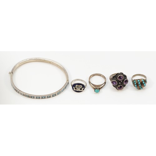 21 - An 800 standard silver and enamel hinged bangle, 60 x 51mm, and four 925 silver rings, 26gm