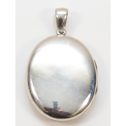 32 - An unmarked silver Victorian locket, 43 x 33mm, 15gm