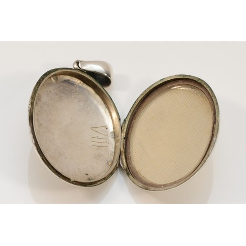 32 - An unmarked silver Victorian locket, 43 x 33mm, 15gm