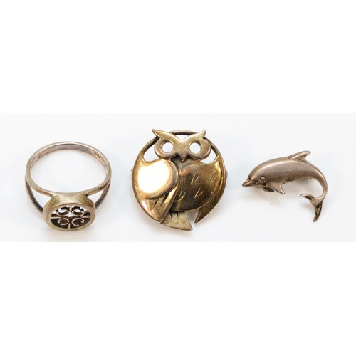 40 - Ola Gorie, a silver owl brooch, 24mm, a dolphin brooch and a ring (3), 13gm