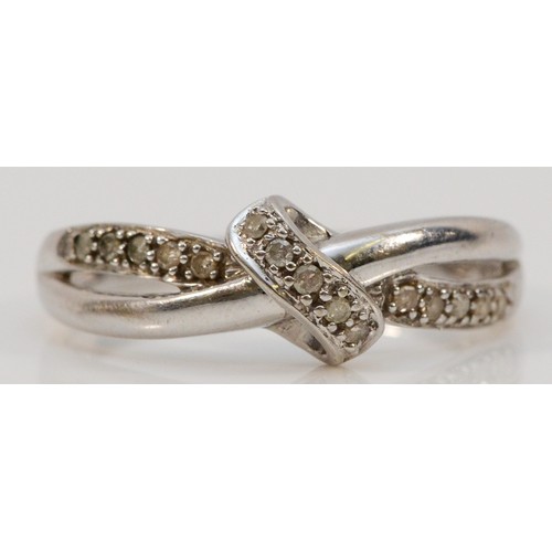 124 - A 9ct white gold diamond twist ribbon ring, Q, 1.8g