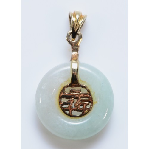 139 - A 9ct gold jade circular pendant, 12mm diameter, 1.2g