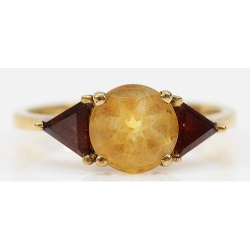 146 - A 9ct gold citrine and garnet three stone ring, Q, 2.4g