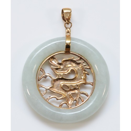 198 - A 9ct gold jade pendant with a central dragon pattern, 30mm diameter, 6.8g