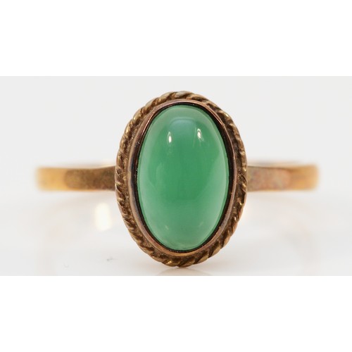 199 - A 9ct gold vintage cabochon cut chrysoprase dress ring, P, 2.5g