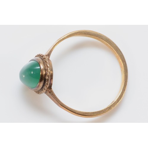 199 - A 9ct gold vintage cabochon cut chrysoprase dress ring, P, 2.5g