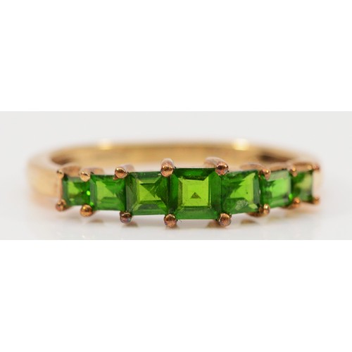 203 - A 9ct gold diopside seven stone ring, graduating size stones, N, 1.9g