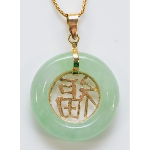 226 - A 14k gold jade pendant with a chain, 18mm diameter, 3.7g