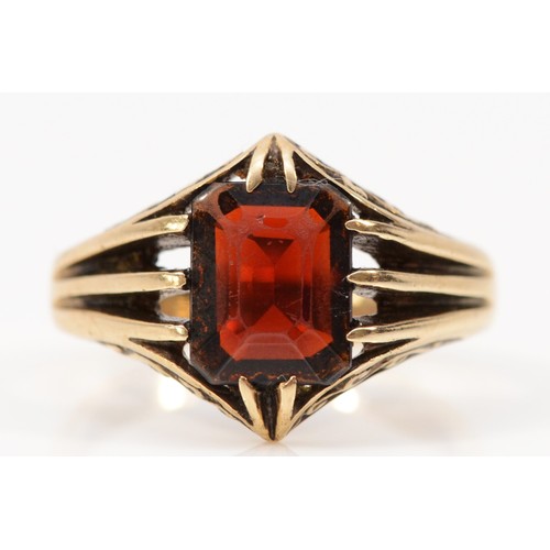 245 - A 9ct gold garnet dress ring, N, 4.1g