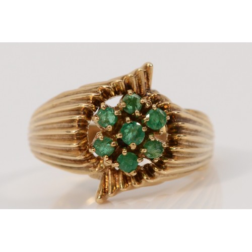 263 - A 9ct gold emerald floral cluster ring with decorative shoulders, O 1/2, 3.8g