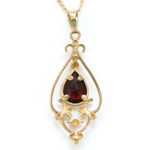 278 - A 9ct gold vintage style garnet pendant with a chain, 25mm pendant drop, 2.5g