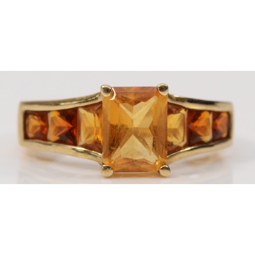 282 - A 9ct gold vari-hue orange gemstone dress ring, M, 2.8g