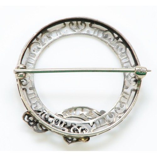 318 - A 10k gold patterned brooch, 25mm diameter, 1.8g