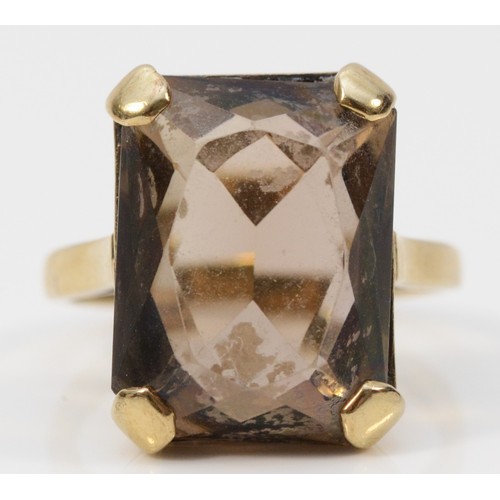 320 - A 9ct cushion cut smokey quartz cocktail ring, 16mm x 13mm quartz, K 1/2, 5.9g