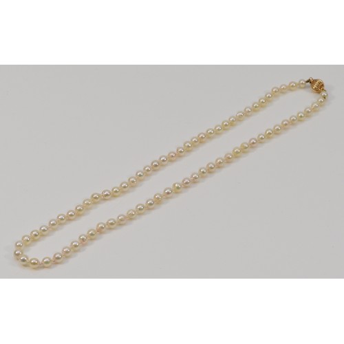 321 - A 9ct gold clasp cultured pearl necklace, individually knotted, 11g