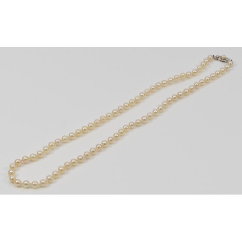 327 - A 9ct white gold clasp cultured pearl necklace, individually knotted pearls, 16g