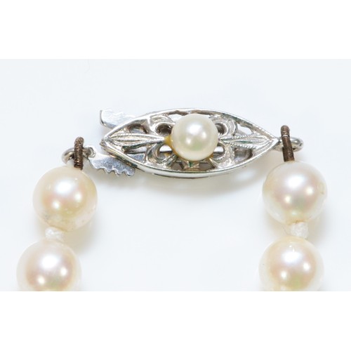 327 - A 9ct white gold clasp cultured pearl necklace, individually knotted pearls, 16g