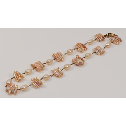 336 - A 9ct gold clasp peach cultured pearl necklace, 44.2g