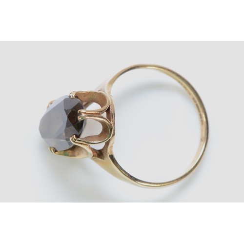 342 - A 9ct gold vintage smokey quartz dress ring, O, 3.3g