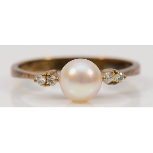 368 - A 9ct gold diamond and cultured pearl dress ring, N, 1.8g