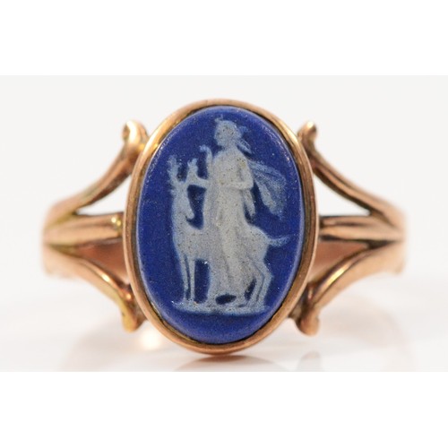 372 - A 9ct rose gold Wedgwood blue jasperware cameo ring, P, 2.7g