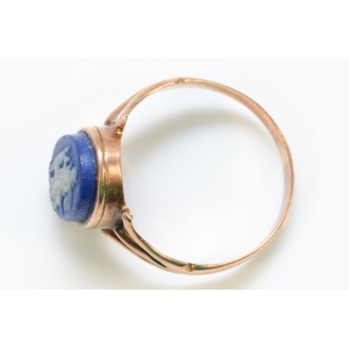 372 - A 9ct rose gold Wedgwood blue jasperware cameo ring, P, 2.7g