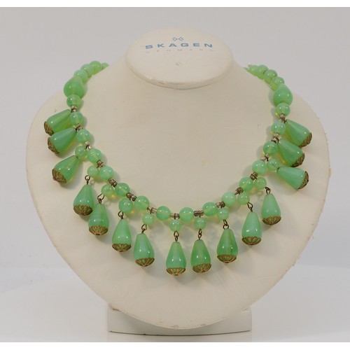 492 - A 9ct gold antique green and clear glass bead necklace, 48.3g